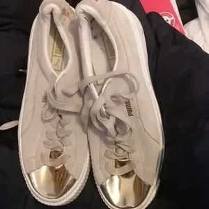 White pumas gold toe hot sale
